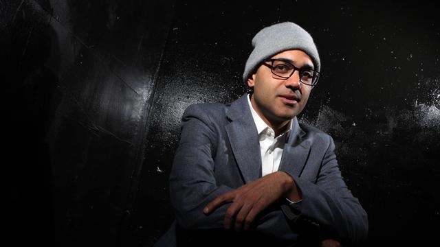Autor Ayad Akhtar, aufgenommen vor dem American Theater 2012 in Chicago