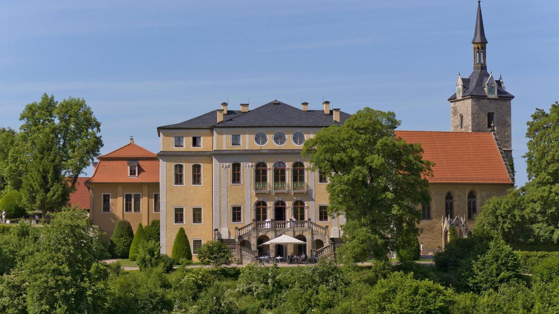 Blick auf eine kleine barocke Schlossanlage auf einem Hügel. Blick auf eine kleine barocke Schlossanlage auf einem Hügel.