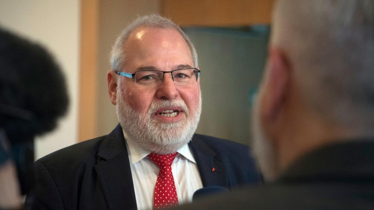 Hermann Schaus (Die Linke) kommt zu einer Sitzung des Innenausschusses. Hermann Schaus (Die Linke) kommt zu einer Sitzung des Innenausschusses.