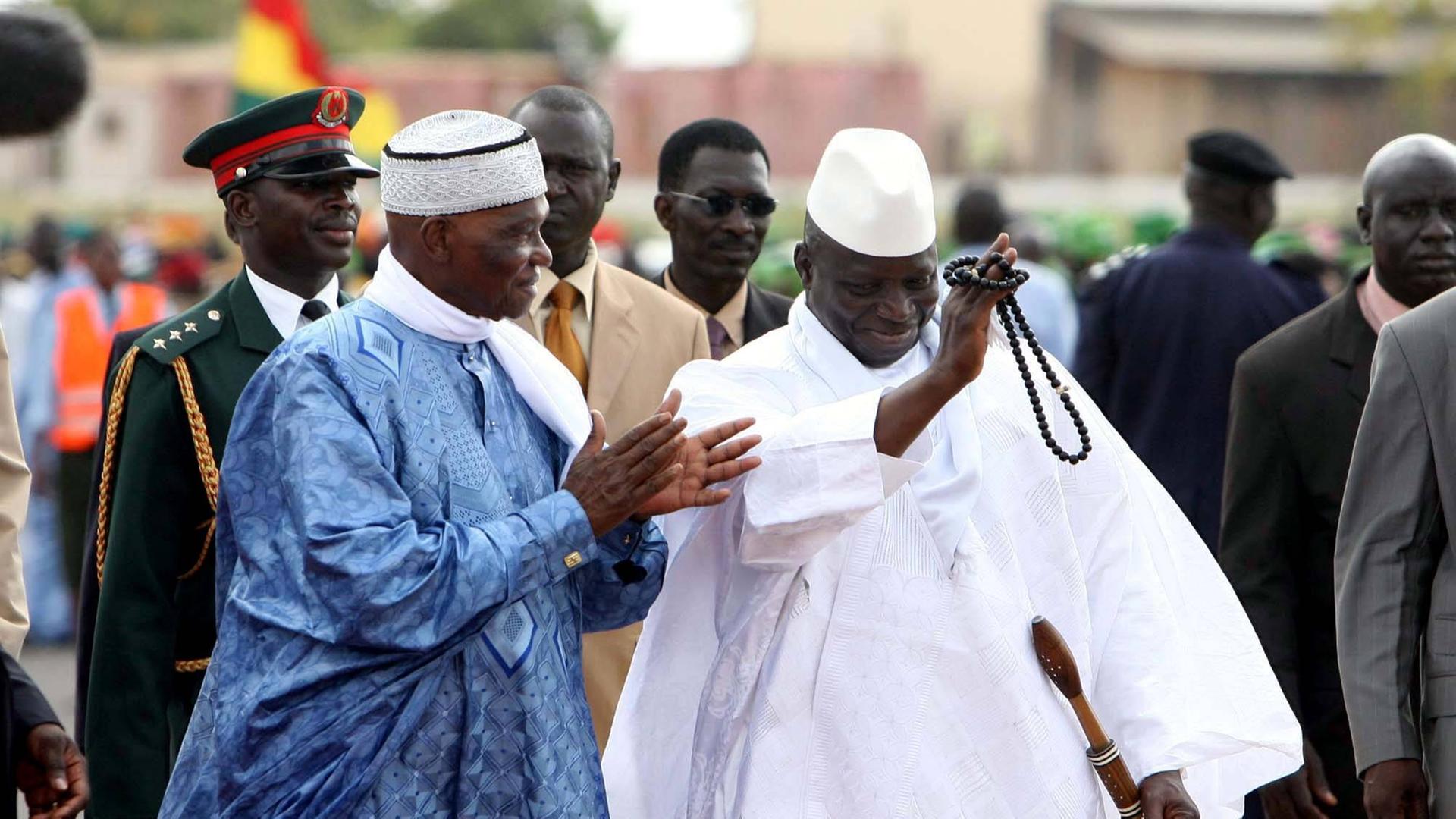 Senegals Präsident Abduolaye Wade (links) wird von Gambias Präsident Yahya Jammeh zum 7. Gipfel der afrikanischen Union empfangen in Banjul.