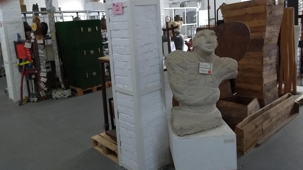 In einer Halle stehen verschiedene Kunstwerke. In einer Halle stehen verschiedene Kunstwerke.