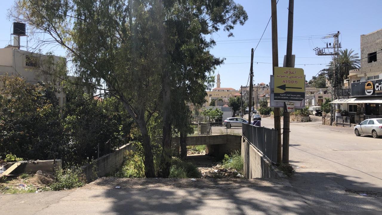 Mitten im Dorf Barta’a verläuft die Grenze zwischen Israel (rechts) und dem Westjordanland (links), hier verbunden durch einen Fußgängertunnel. Mitten im Dorf Barta’a verläuft die Grenze zwischen Israel (rechts) und dem Westjordanland (links), hier verbunden durch einen Fußgängertunnel.