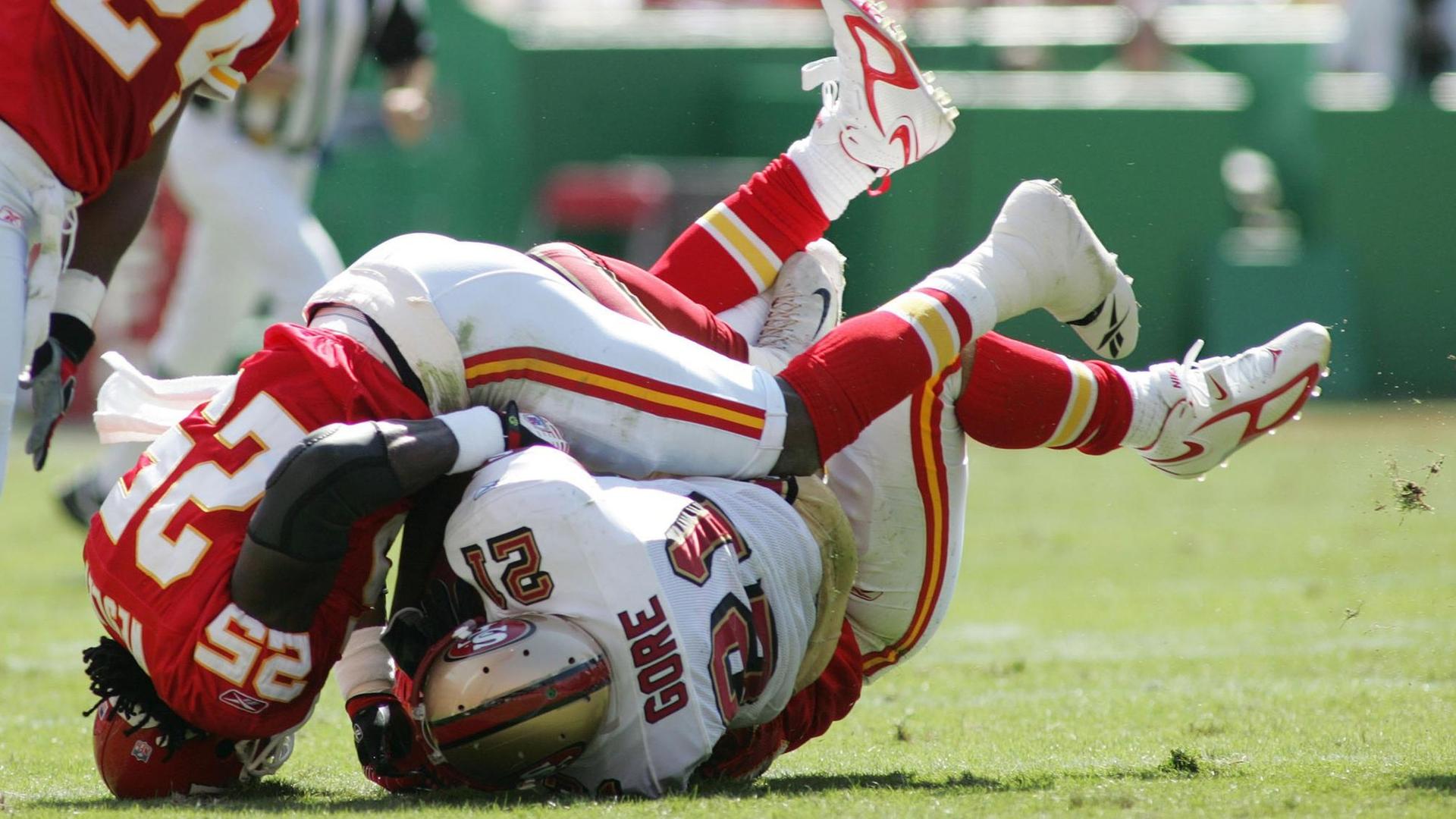 Defensive Back Greg Wesley (oben) von den Kansas City Chiefs zwingt Running Back Frank Gore von den San Francisco 49ers zu Boden während der NFL-Partie. Defensive Back Greg Wesley (oben) von den Kansas City Chiefs zwingt Running Back Frank Gore von den San Francisco 49ers zu Boden während der NFL-Partie.
