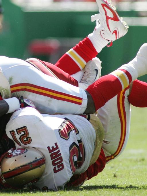 Defensive Back Greg Wesley (oben) von den Kansas City Chiefs zwingt Running Back Frank Gore von den San Francisco 49ers zu Boden während der NFL-Partie.