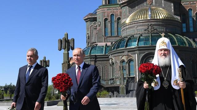 Der russische Präsident Vladimir Putin vor einer Kathedrale in Moskau