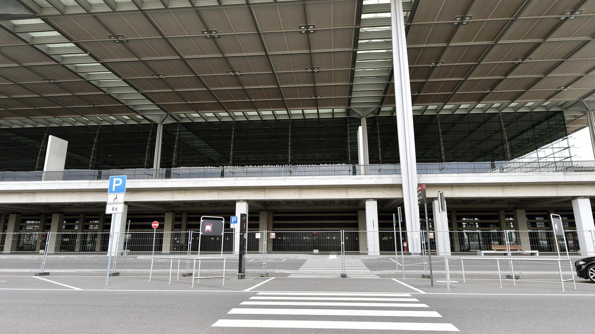 Am künftigen Hauptstadtflughafen Willy Brandt in Schönefeld (Brandenburg) sind die Bauarbeiten gestoppt worden. Die Gewichtsbelastungen im Gebäudedach sollen überschritten worden sein. Die Staatsanwaltschaft Cottbus ermittelt. Am künftigen Hauptstadtflughafen Willy Brandt in Schönefeld (Brandenburg) sind die Bauarbeiten gestoppt worden. Die Gewichtsbelastungen im Gebäudedach sollen überschritten worden sein. Die Staatsanwaltschaft Cottbus ermittelt.