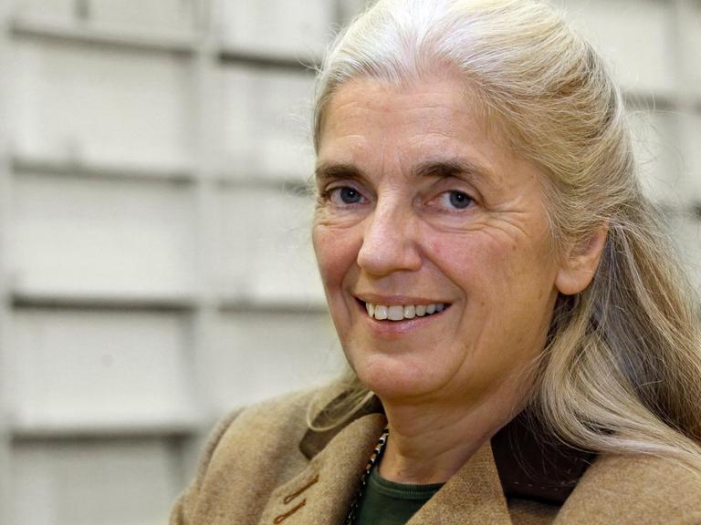 Isabel Pfeiffer-Poensgen, Generalsekretärin der Kulturstiftung der Länder, sitzt am 22.11.2013 in einem der Räume der Kulturstiftung in Berlin.