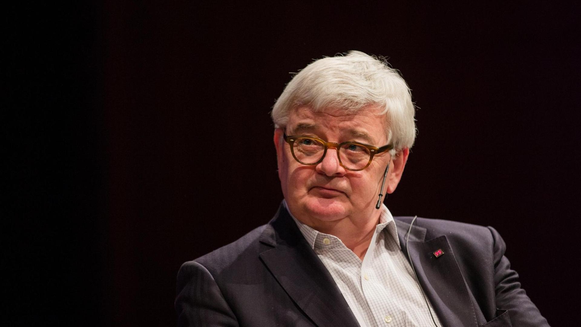 Ex-Bundesaußenminister Joschka Fischer (Bündnis 90/Die Grünen) sitzt am 12.03.2015 im Rahmen des Literaturfestivals Lit.Cologne in Köln (Nordrhein-Westfalen) auf der Bühne, wo er über sein neues Buch "Scheitert Europa?" spricht. Ex-Bundesaußenminister Joschka Fischer (Bündnis 90/Die Grünen) sitzt am 12.03.2015 im Rahmen des Literaturfestivals Lit.Cologne in Köln (Nordrhein-Westfalen) auf der Bühne, wo er über sein neues Buch "Scheitert Europa?" spricht.