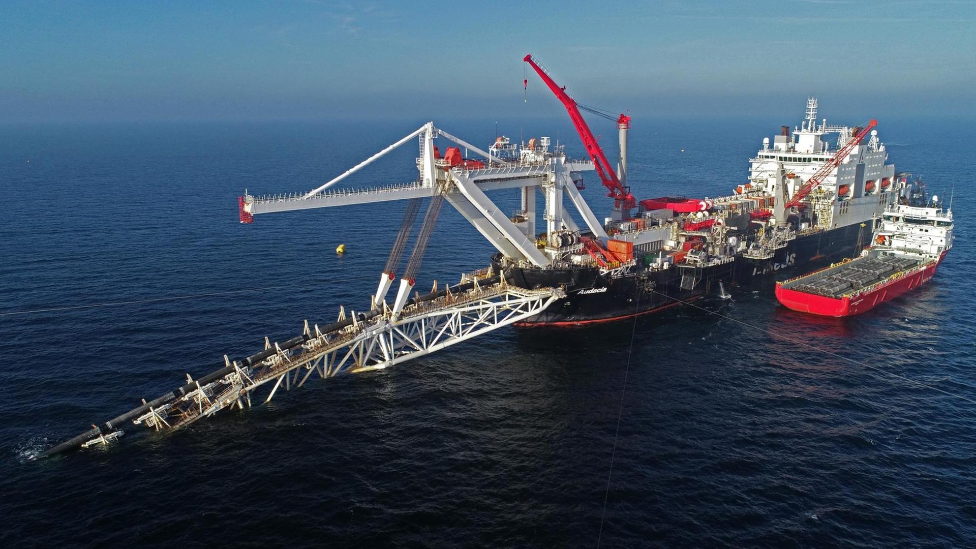 Das Verlegeschiff "Audacia" des Offshore-Dienstleisters Allseas verlegt in der Ostsee vor der Insel Rügen Rohre für die Gaspipeline Nord Stream 2. Das Verlegeschiff "Audacia" des Offshore-Dienstleisters Allseas verlegt in der Ostsee vor der Insel Rügen Rohre für die Gaspipeline Nord Stream 2.