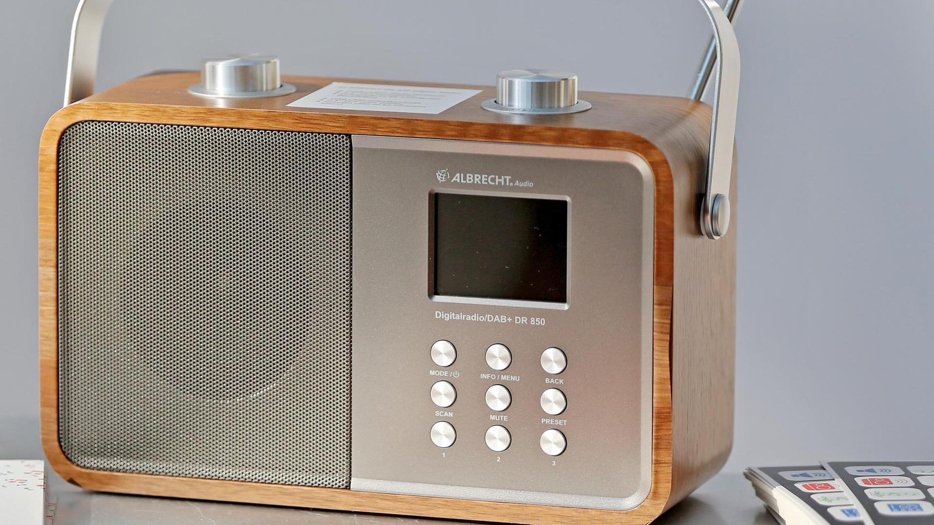 Ein Radio steht auf einem Tisch. Ein Radio steht auf einem Tisch.