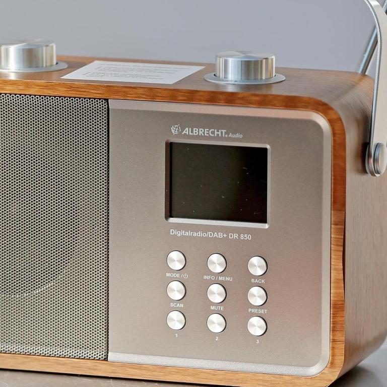 Ein Radio mit Digitalempfang stehtauf einem Tisch.