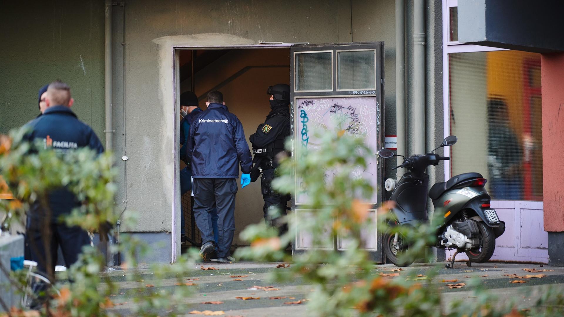Polizei und Kriminaltechniker stehen bei einem Einsatz in einem Hauseingang. Knapp ein Jahr nach dem Kunstdiebstahl im Dresdner Grünen Gewölbe hat die Polizei am Dienstagmorgen in Berlin drei Tatverdächtige festgenommen. Seit dem Morgen wurden insgesamt 18 Objekte durchsucht. Polizei und Kriminaltechniker stehen bei einem Einsatz in einem Hauseingang. Knapp ein Jahr nach dem Kunstdiebstahl im Dresdner Grünen Gewölbe hat die Polizei am Dienstagmorgen in Berlin drei Tatverdächtige festgenommen. Seit dem Morgen wurden insgesamt 18 Objekte durchsucht.