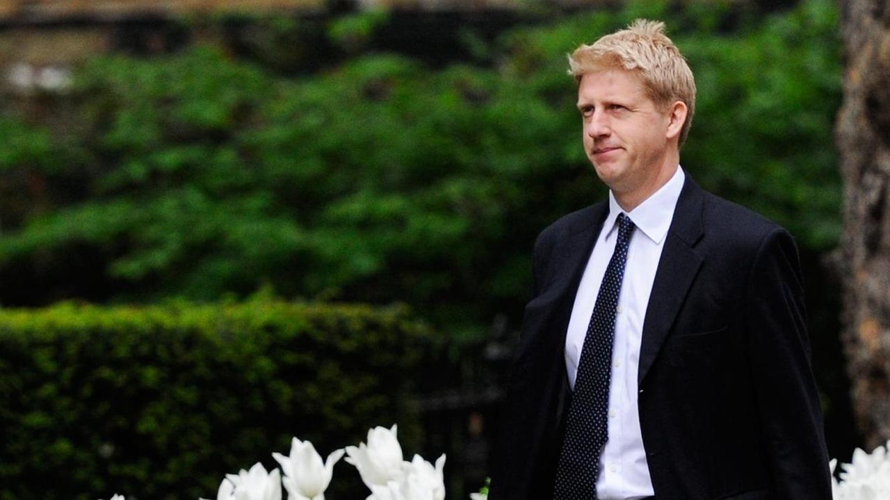 Der britische Wissenschaftsminister Jo Johnson auf dem Weg zu einem Kabinetts-Treffen in London, 21. Mai 2013 Der britische Wissenschaftsminister Jo Johnson auf dem Weg zu einem Kabinetts-Treffen in London, 21. Mai 2013