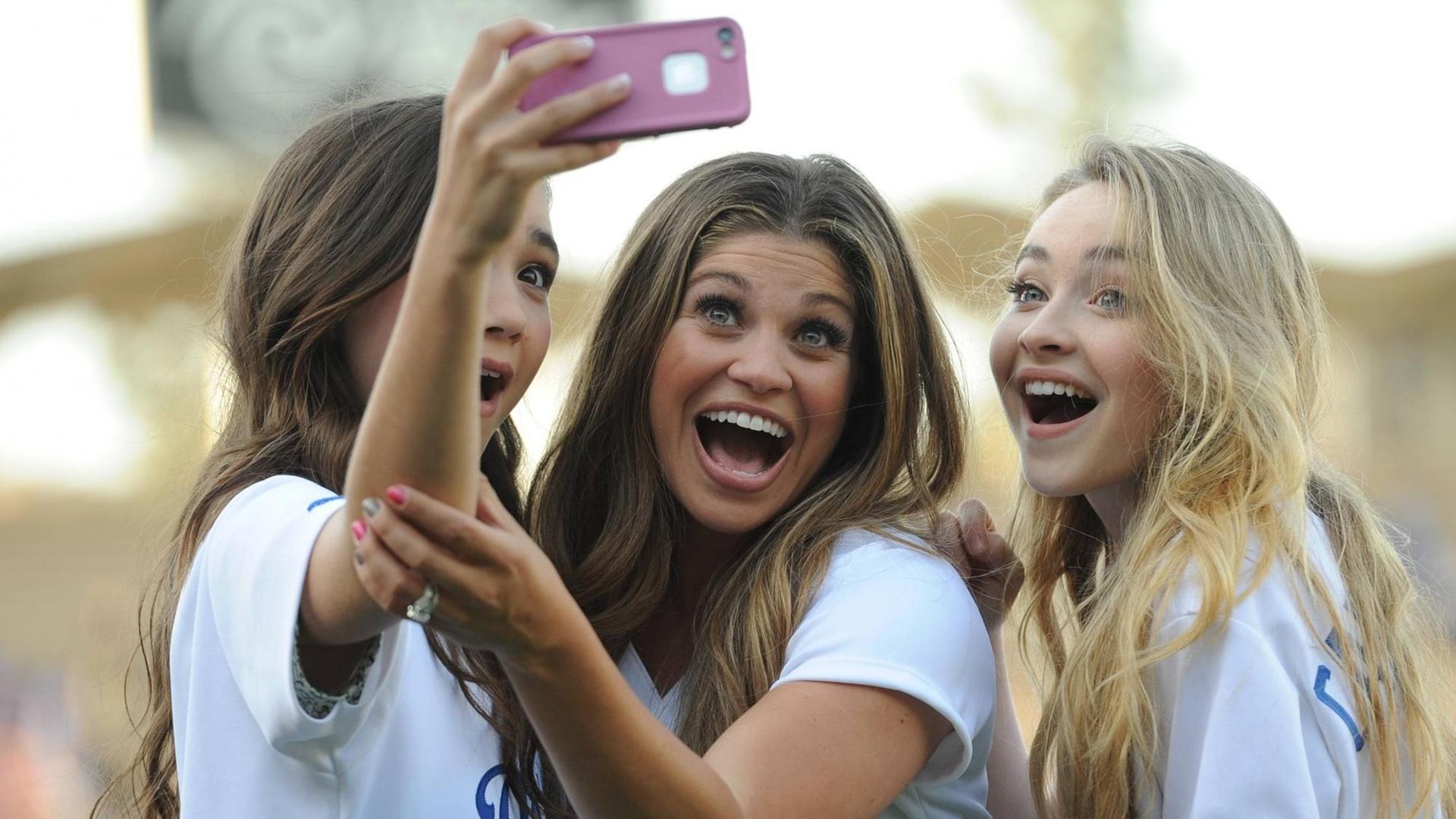Die Darstellerinnen Sabrina Carpenter, Rowan Blanchard, and Danielle Fishelvon der Show "Girl Meets World" machen ein Selfie