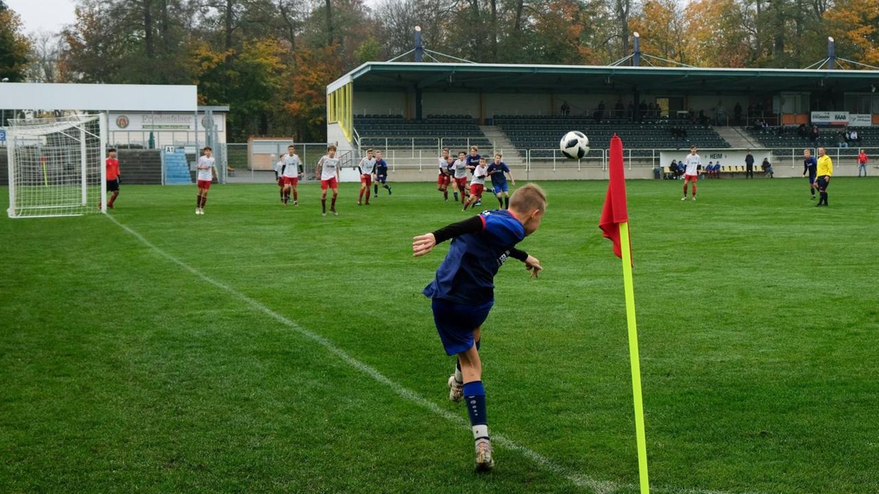 Ein Jugendspiel laeuft im Stadion am Wasserwerk (Sparda-Bank-Stadion) der Spvgg SV Weiden in Weiden in der Oberpfalz. Die erste Mannschaft spielt derzeit in der Landesliga Mitte. Ein Jugendspiel laeuft im Stadion am Wasserwerk (Sparda-Bank-Stadion) der Spvgg SV Weiden in Weiden in der Oberpfalz. Die erste Mannschaft spielt derzeit in der Landesliga Mitte.