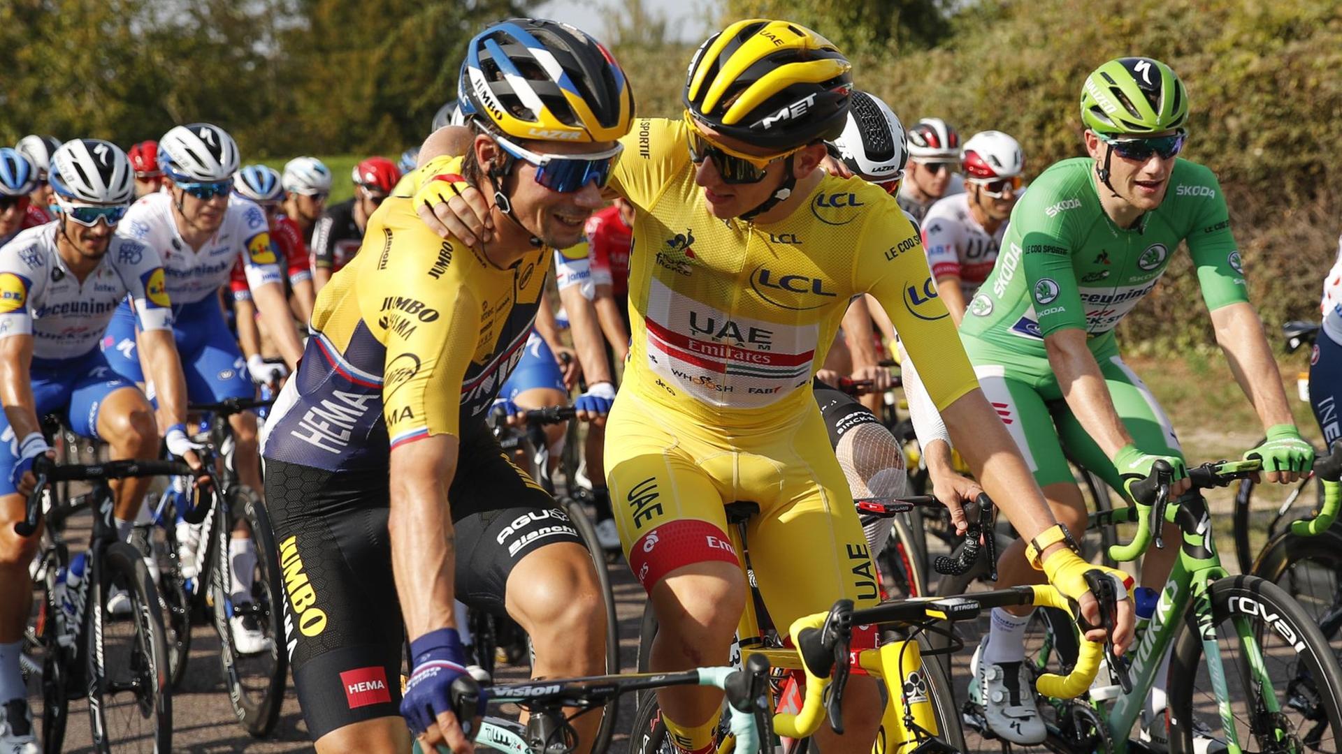 Die Radprofis Primoz Roglic, Tadej Pogacar und Sam Bennett beim Start der 21. Etappe Die Radprofis Primoz Roglic, Tadej Pogacar und Sam Bennett beim Start der 21. Etappe