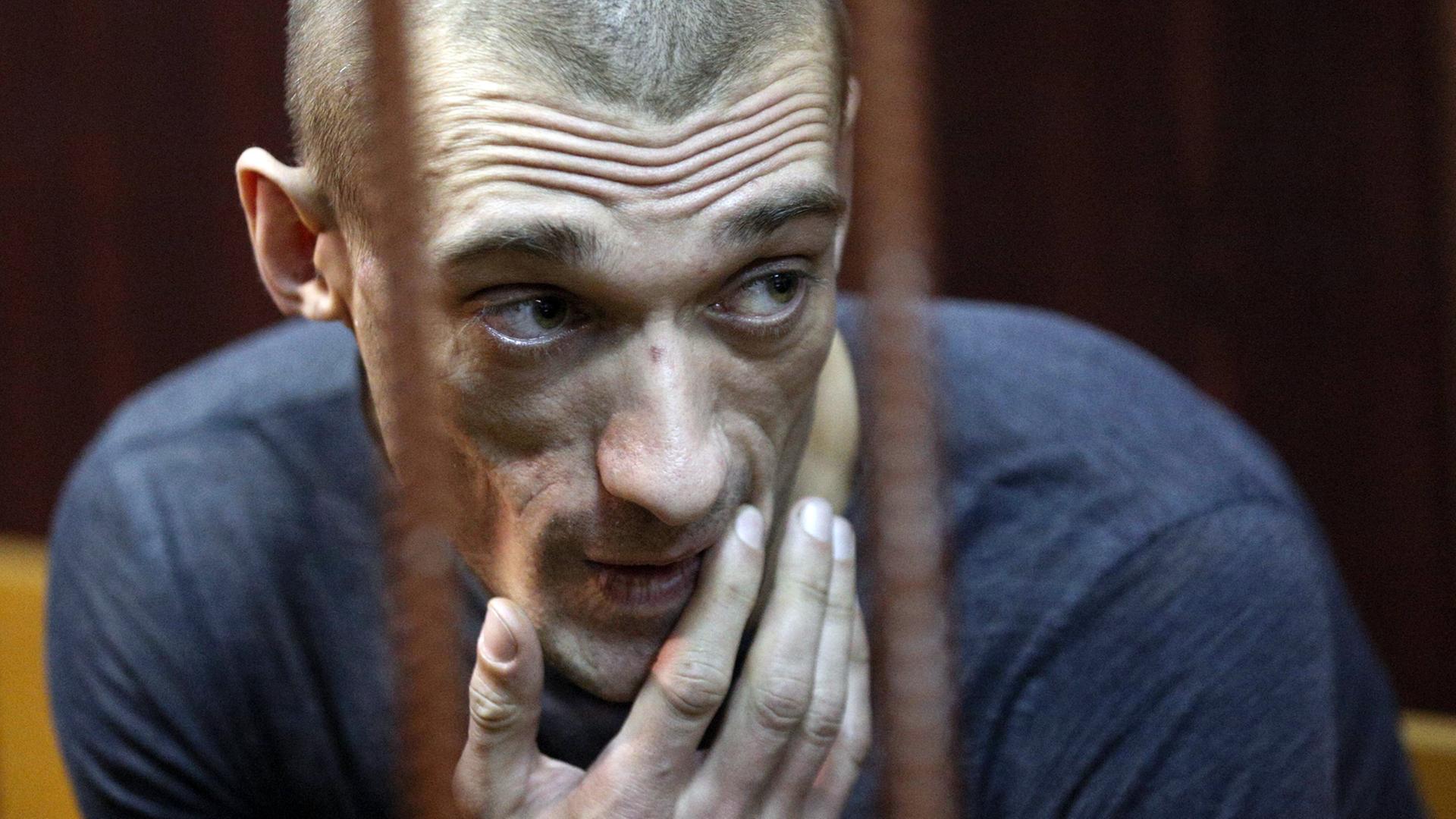 Der Aktionskünstler Piotr Pawlenski erscheint vor Gericht in Moskau, wo er sich für Vandalismus verantwortet, aufgenommen am 10. November 2015 Der Aktionskünstler Piotr Pawlenski erscheint vor Gericht in Moskau, wo er sich für Vandalismus verantwortet, aufgenommen am 10. November 2015