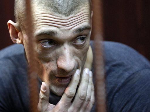 Der Aktionskünstler Piotr Pawlenski erscheint vor Gericht in Moskau, wo er sich für Vandalismus verantwortet, aufgenommen am 10. November 2015