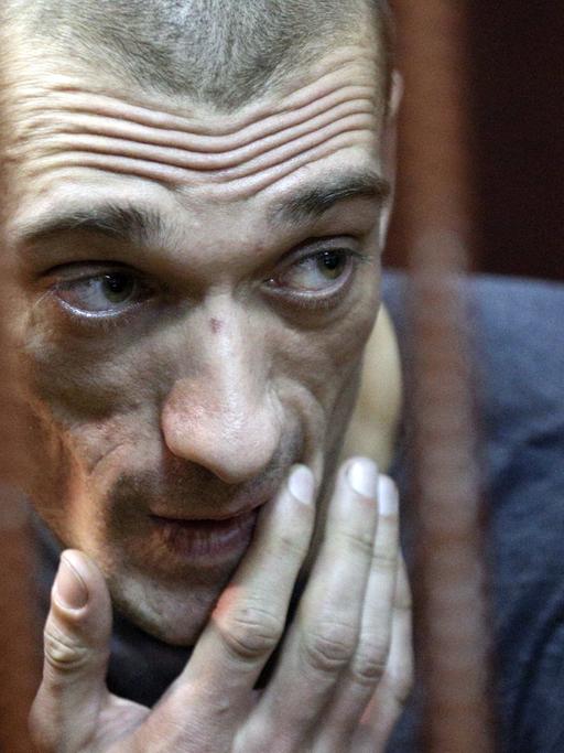 Der Aktionskünstler Piotr Pawlenski erscheint vor Gericht in Moskau, wo er sich für Vandalismus verantwortet, aufgenommen am 10. November 2015
