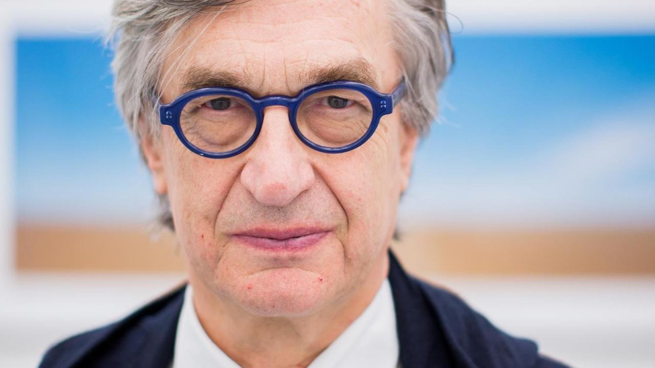 Regisseur Wim Wenders steht am 15.04.2015 in seiner Fotoausstellung "Wim Wenders. Landschaften. Photographien." im Museum Kunstpalast in Düsseldorf (Nordrhein-Westfalen). Regisseur Wim Wenders steht am 15.04.2015 in seiner Fotoausstellung "Wim Wenders. Landschaften. Photographien." im Museum Kunstpalast in Düsseldorf (Nordrhein-Westfalen).