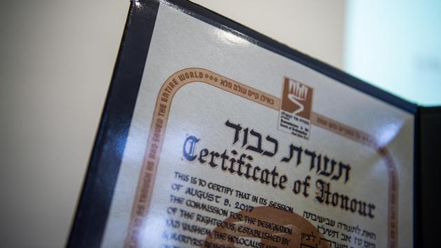 Das Bild zeigt eine Urkunde für jene Menschen, die von der Holocaust-Gedenkstätte Yad Vashem mit dem Titel "Gerechte unter den Völkern" geehrt werden.