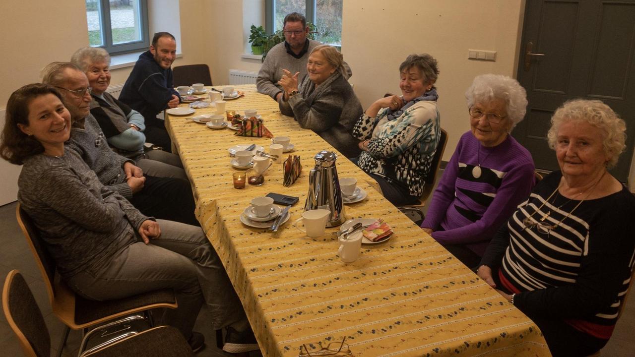 Gemeinsam statt einsam: In Blumenthal organisiert „Dorfkümmerin“ Deniz Öz (vorne links) einmal im Monat ein Nachbarschaftsfrühstück