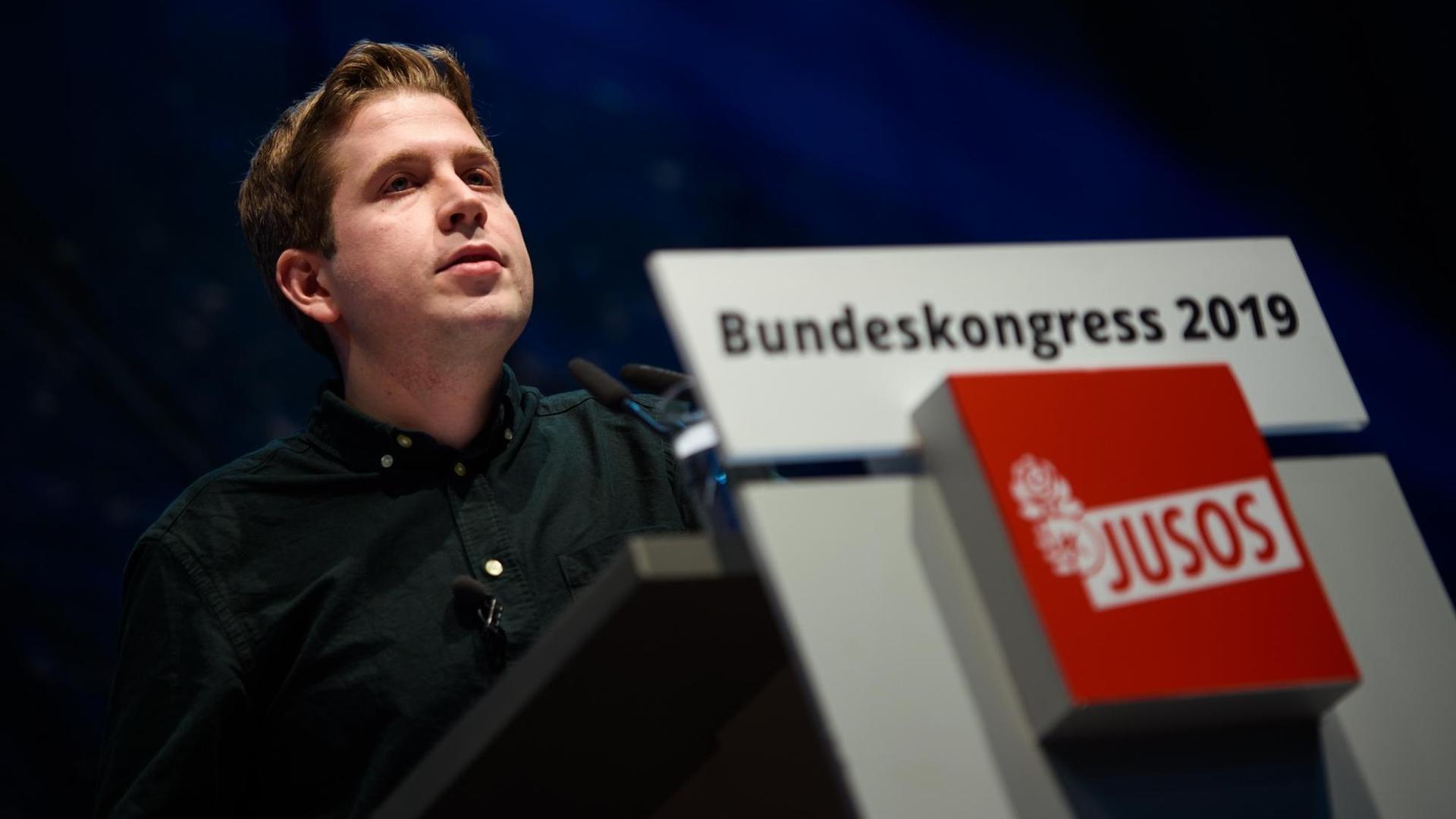 Kevin Kühnert, Bundesvorsitzender der Jusos, spricht am 22. November 2019 auf dem Bundeskongress in Schwerin. Kevin Kühnert, Bundesvorsitzender der Jusos, spricht am 22. November 2019 auf dem Bundeskongress in Schwerin.