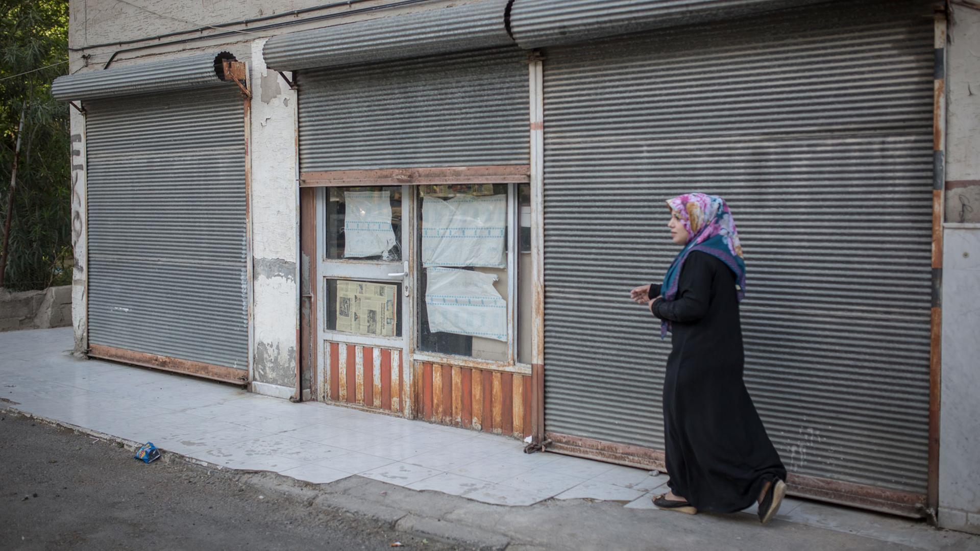 Ein weiblicher syrischer Flüchtling in Gaziantep, Türkei. Gaziantep liegt an der Grenze zu Syrien, hunderttausende Flüchtlinge leben bereits dort und der Wohnraum wird knapp. Deshalb wohnen mittlerweile Flüchtlinge in kleinen Läden wie diesen hier. Ein weiblicher syrischer Flüchtling in Gaziantep, Türkei. Gaziantep liegt an der Grenze zu Syrien, hunderttausende Flüchtlinge leben bereits dort und der Wohnraum wird knapp. Deshalb wohnen mittlerweile Flüchtlinge in kleinen Läden wie diesen hier.