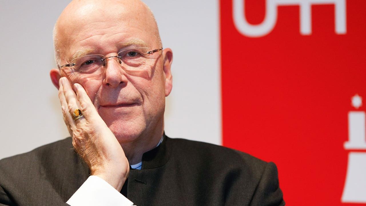 Der Präsident der Universität Hamburg, Dieter Lenzen, im Porträt. Er stützt eine Hand im Gesicht auf, im Hintergrund ist ein rotes Plakat zu sehen. Der Präsident der Universität Hamburg, Dieter Lenzen, im Porträt. Er stützt eine Hand im Gesicht auf, im Hintergrund ist ein rotes Plakat zu sehen.