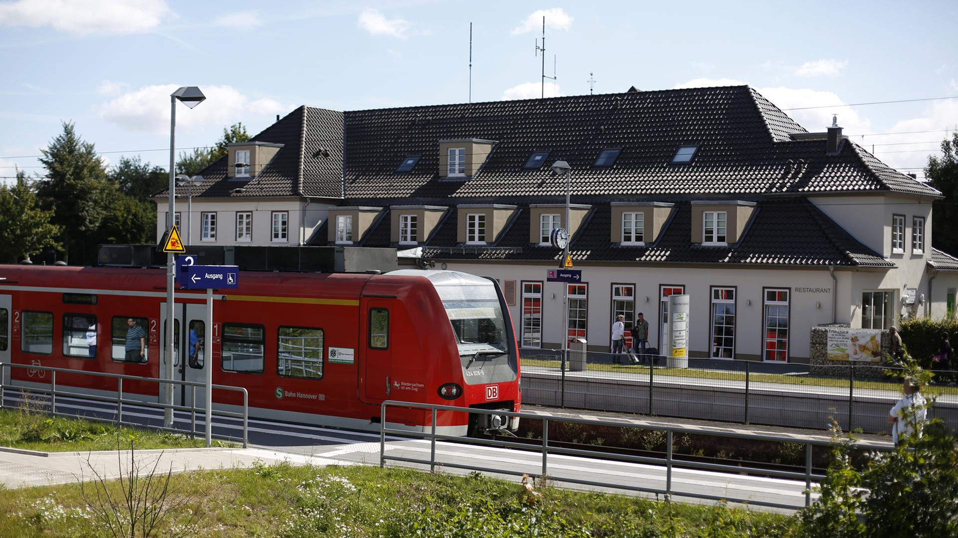 Eine S-Bahn hält am Bahnhof Steinheim (Nordrhein-Westfalen) am 17.08.2016. Die Auszeichnung "Bahnhof des Jahres 2016" wird an den Bahnhof Steinheim vergeben. Foto: Ina Fassbender/dpa (zu dpa vom 22.08.2016)
