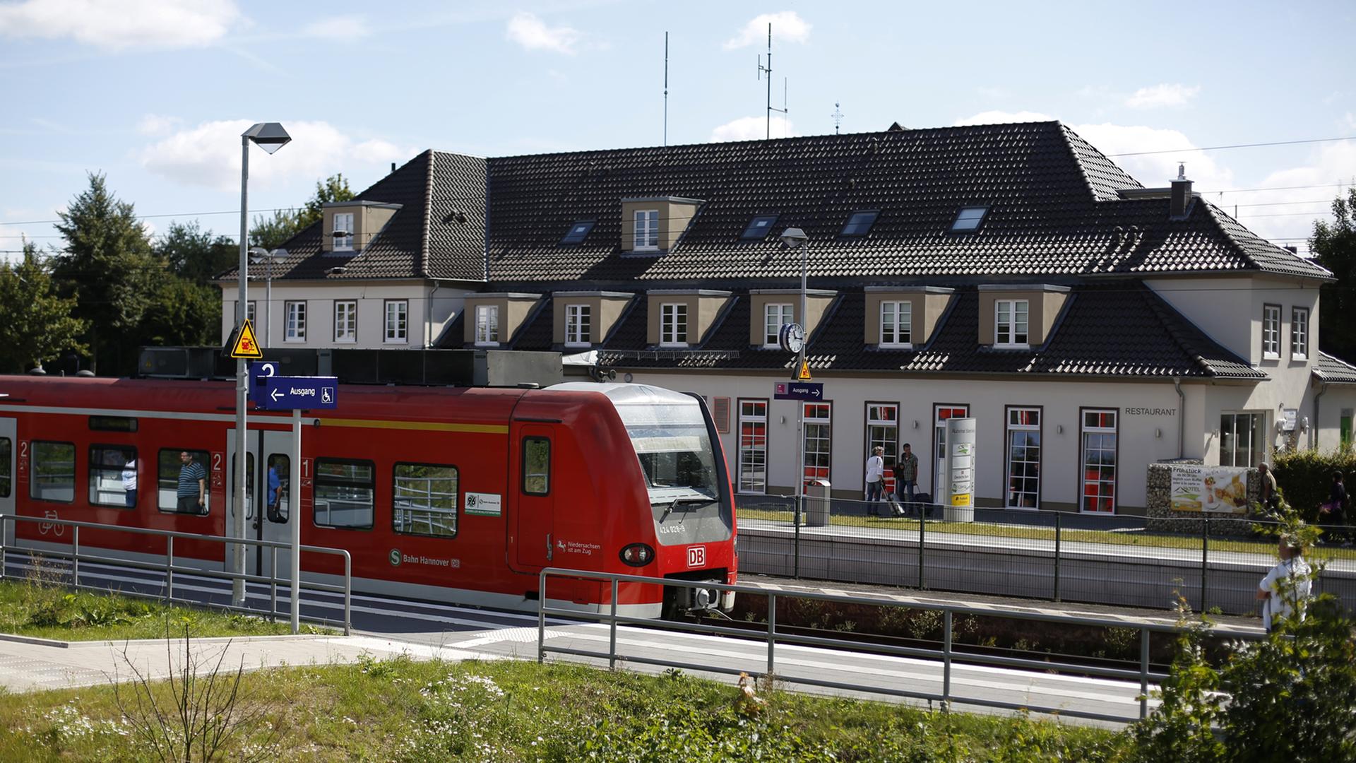 Eine S-Bahn hält am Bahnhof Steinheim (Nordrhein-Westfalen) am 17.08.2016. Die Auszeichnung "Bahnhof des Jahres 2016" wird an den Bahnhof Steinheim vergeben. Foto: Ina Fassbender/dpa (zu dpa vom 22.08.2016) Eine S-Bahn hält am Bahnhof Steinheim (Nordrhein-Westfalen) am 17.08.2016. Die Auszeichnung "Bahnhof des Jahres 2016" wird an den Bahnhof Steinheim vergeben. Foto: Ina Fassbender/dpa (zu dpa vom 22.08.2016)