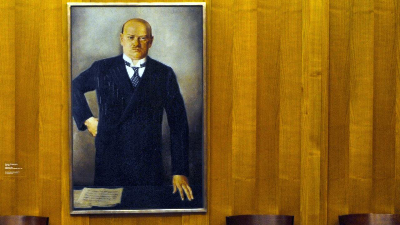 Friedensnobelpreisträger Gustav Stresemann (1878-1929) auf einem Gemälde im Auswärtigen Amt in Berlin Friedensnobelpreisträger Gustav Stresemann (1878-1929) auf einem Gemälde im Auswärtigen Amt in Berlin