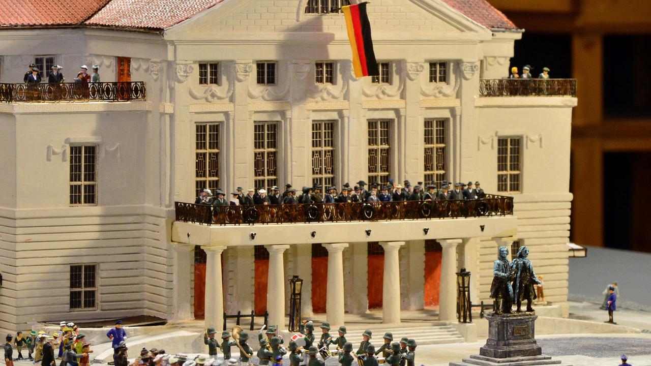 Die Deutsche Nationalversammlung von 1919, nachgebaut in Modellgröße in der Ausstellung "Demokratie aus Weimar" im Stadtmuseum der Klassikerstadt. Die Deutsche Nationalversammlung von 1919, nachgebaut in Modellgröße in der Ausstellung "Demokratie aus Weimar" im Stadtmuseum der Klassikerstadt.