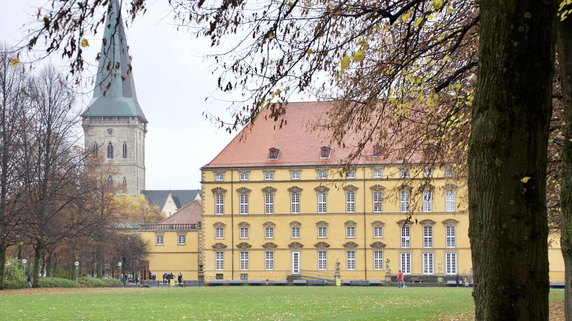 Das Osnabrücker Schloss war die Residenz Fürstbischofs Ernst August I. von Braunschweig-Lüneburg. Heute ist es der Sitz der Universität Osnabrück. Das Osnabrücker Schloss war die Residenz Fürstbischofs Ernst August I. von Braunschweig-Lüneburg. Heute ist es der Sitz der Universität Osnabrück.