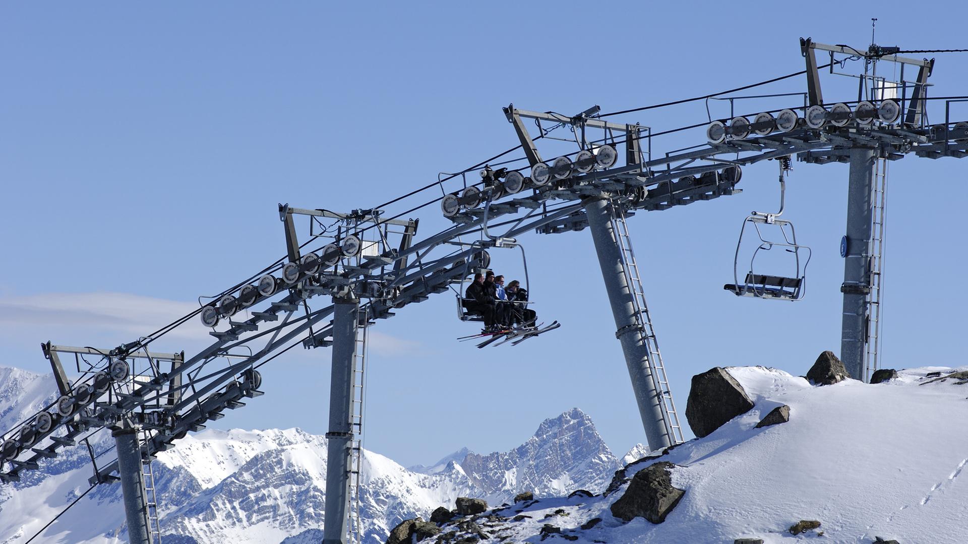 Liftanlage im Skigebiet Trois Vallées, Haute-Savoie Frankreich Liftanlage im Skigebiet Trois Vallées, Haute-Savoie Frankreich