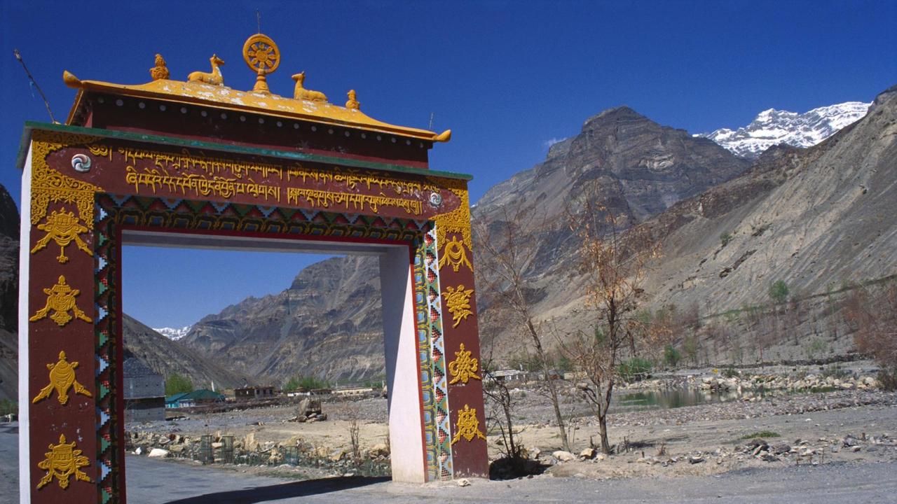 Blick auf das Eingangstor des buddhistischen Klosters Tabo im ehemaligen Fürstentum Spiti im nordindischen Bundesstaat Himachal Pradesh in Indien. Blick auf das Eingangstor des buddhistischen Klosters Tabo im ehemaligen Fürstentum Spiti im nordindischen Bundesstaat Himachal Pradesh in Indien.