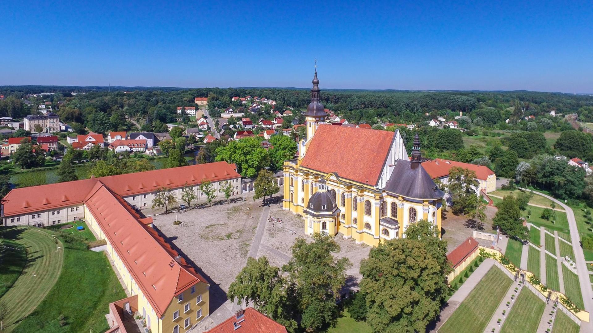 Luftbild der Klosteranlage in Neuzelle im Landkreis Oder-Spree (Brandenburg). Das Kloster Neuzelle, rund zehn Kilometer südlich von Eisenhüttenstadt, ist das einzige vollständig und einschließlich der Außenanlagen erhaltene Zisterzienserkloster Brandenburgs und eine der wenigen unzerstörten Klosteranlagen in Deutschland und Europa. Luftbild der Klosteranlage in Neuzelle im Landkreis Oder-Spree (Brandenburg). Das Kloster Neuzelle, rund zehn Kilometer südlich von Eisenhüttenstadt, ist das einzige vollständig und einschließlich der Außenanlagen erhaltene Zisterzienserkloster Brandenburgs und eine der wenigen unzerstörten Klosteranlagen in Deutschland und Europa.