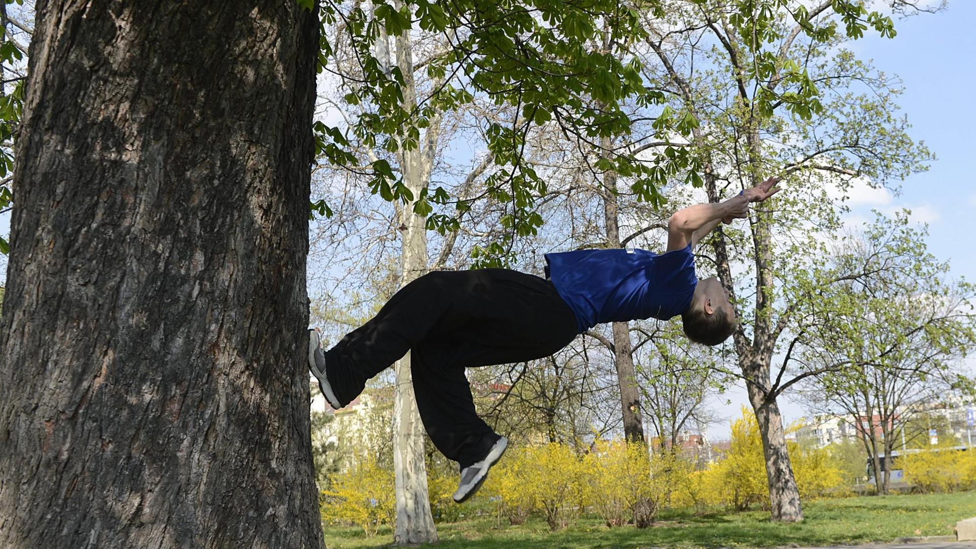 epa03675630 A Czech youth practices his parkour skills in a park in Prague, Czech Cepublic, 24 April 2012. 'Parkour', a trend sport originally coming from France is the physical practice of traversing elements and obstacles in both urban and rural settings with the goal of moving from one point to another as quickly and efficiently as possible. EPA/FILIP SINGER | epa03675630 A Czech youth practices his parkour skills in a park in Prague, Czech Cepublic, 24 April 2012. 'Parkour', a trend sport originally coming from France is the physical practice of traversing elements and obstacles in both urban and rural settings with the goal of moving from one point to another as quickly and efficiently as possible. EPA/FILIP SINGER |