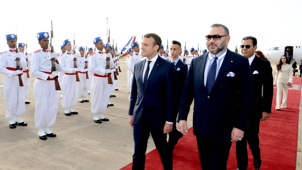 Der französische Präsident Emmanuel Macron wird von König Mohammed VI in Marokko zu einem Staatsbesuch empfangen. Der französische Präsident Emmanuel Macron wird von König Mohammed VI in Marokko zu einem Staatsbesuch empfangen.