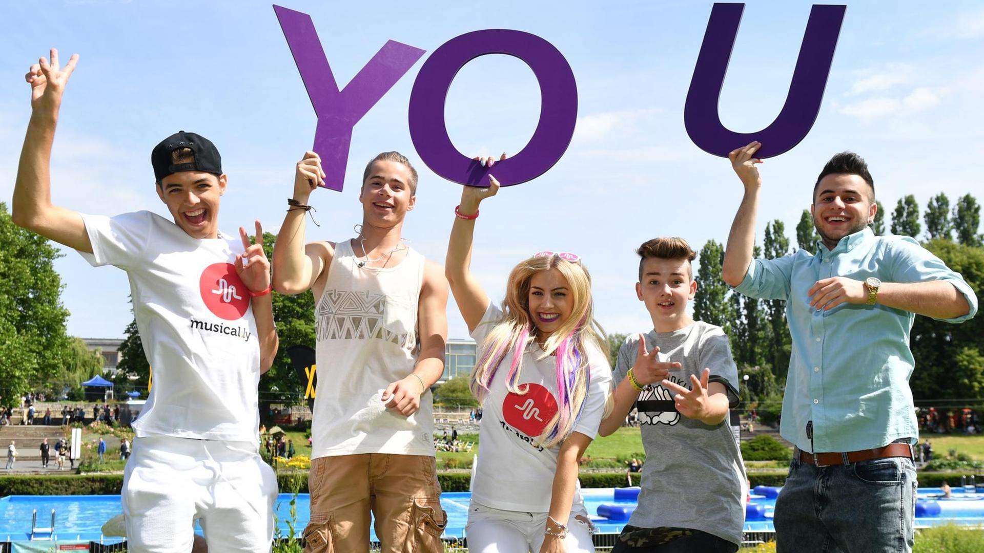 Die Youtuber (l-r) Joely_White (musical.ly), BLVCKNIC (YouNow), Chany Dakota, Jonas (Taboo TV) und Manufernandesss posieren in Berlin zum Auftakt der "You 2016". Die Youtuber (l-r) Joely_White (musical.ly), BLVCKNIC (YouNow), Chany Dakota, Jonas (Taboo TV) und Manufernandesss posieren in Berlin zum Auftakt der "You 2016".