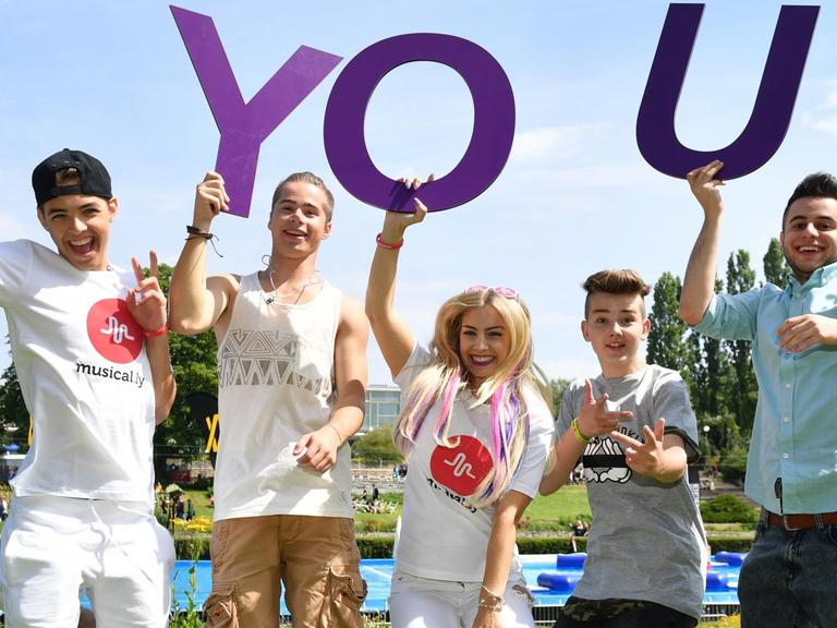 Die Youtuber (l-r) Joely_White (musical.ly), BLVCKNIC (YouNow), Chany Dakota, Jonas (Taboo TV) und Manufernandesss posieren in Berlin zum Auftakt der "You 2016".