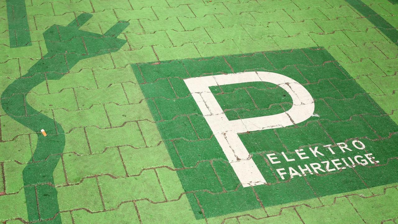 Ein Parkplatz für Elektrofahrzeuge auf einem Parkplatz des Discounters Lidl vor einer Lidl-Filiale , aufgenommen in Berlin in Stadtteil Schöneberg am 06.05.2018. Foto: Wolfram Steinberg/dpa Ein Parkplatz für Elektrofahrzeuge auf einem Parkplatz des Discounters Lidl vor einer Lidl-Filiale , aufgenommen in Berlin in Stadtteil Schöneberg am 06.05.2018. Foto: Wolfram Steinberg/dpa