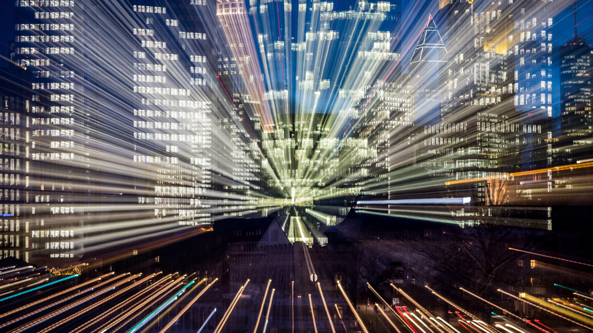 Die am Abend erleuchteten Büros der Hochhäuser in Frankfurt am Main (Hessen), mit Zoomeffekt fotografiert Die am Abend erleuchteten Büros der Hochhäuser in Frankfurt am Main (Hessen), mit Zoomeffekt fotografiert