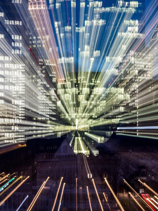 Die am Abend erleuchteten Büros der Hochhäuser in Frankfurt am Main (Hessen), mit Zoomeffekt fotografiert