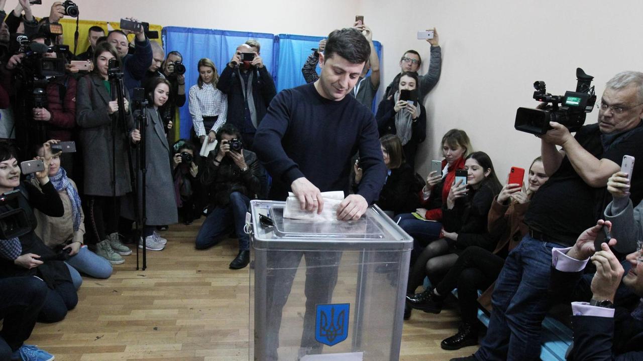 Der Schauspieler und Präsidentschaftskandidat Wolodymyr Selenskij bei seiner Stimmabgabe zur Präsidentschaftswahl in der Ukraine. Der Schauspieler und Präsidentschaftskandidat Wolodymyr Selenskij bei seiner Stimmabgabe zur Präsidentschaftswahl in der Ukraine.