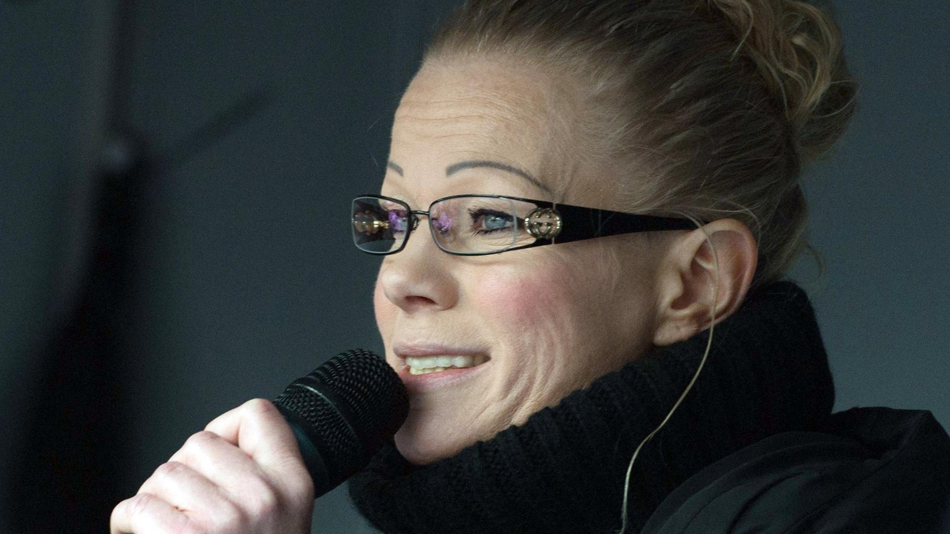 Kathrin Oertel spricht bei einer Pegida-Demonstration in ein Mikrofon. Kathrin Oertel spricht bei einer Pegida-Demonstration in ein Mikrofon.