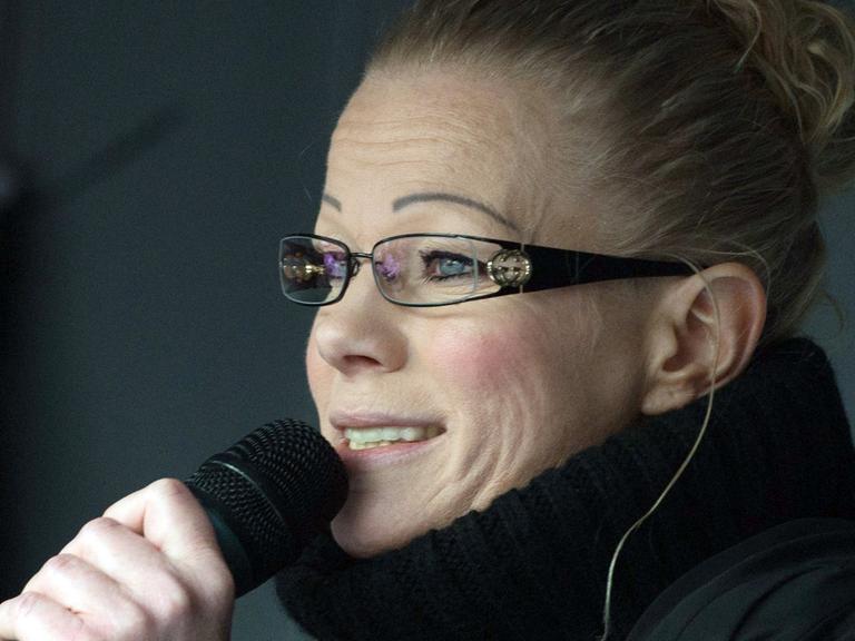 Kathrin Oertel spricht bei einer Pegida-Demonstration in ein Mikrofon.