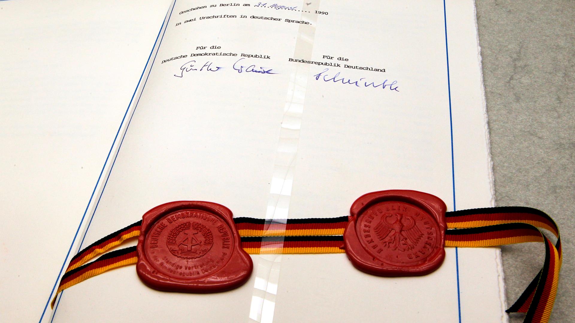 Der Einigungsvertrag liegt in einer Vitrine aus. Der Einigungsvertrag liegt in einer Vitrine aus.