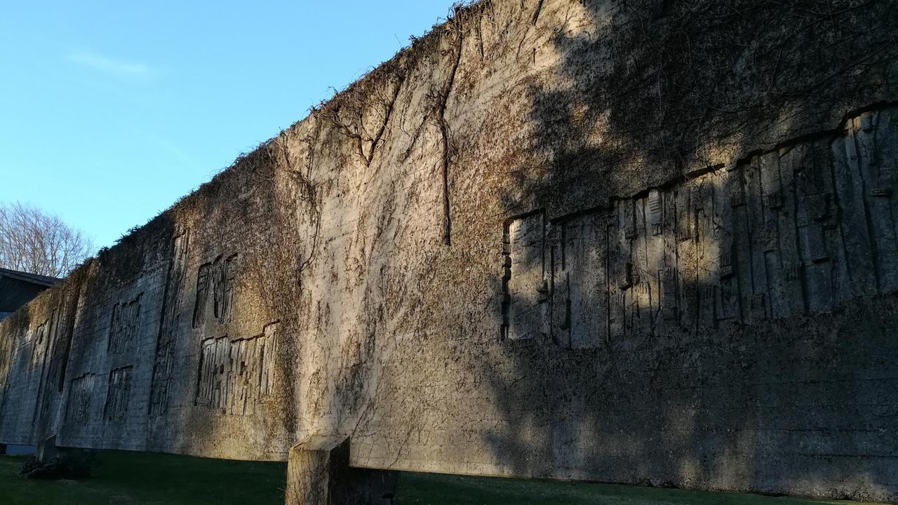 Das Foto zeigt einen Abschnitt der Trauerwand des Bildhauers Otto Herbert Hajek auf dem Frankfurter Friedhof Westhausen Das Foto zeigt einen Abschnitt der Trauerwand des Bildhauers Otto Herbert Hajek auf dem Frankfurter Friedhof Westhausen