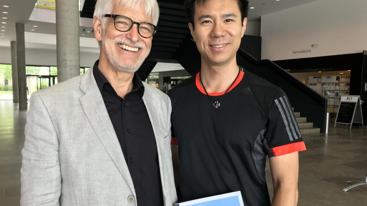 Doktorand Haoming Chen und sein Doktorvater Cornelius Prittwitz an der Frankfurter Universität Doktorand Haoming Chen und sein Doktorvater Cornelius Prittwitz an der Frankfurter Universität